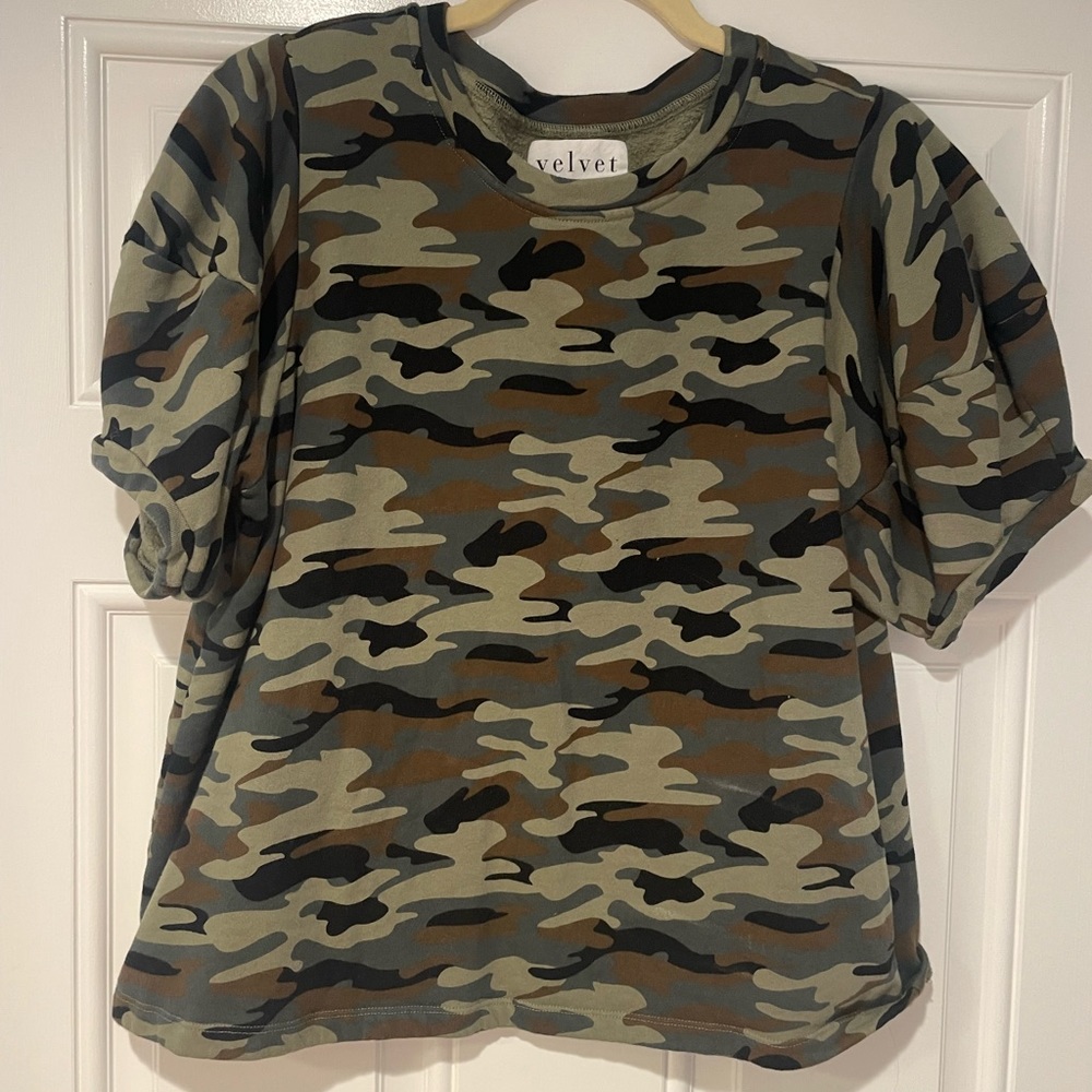 Velvet by Anthropologie Camo Puff Sleeve Sweatshirt top